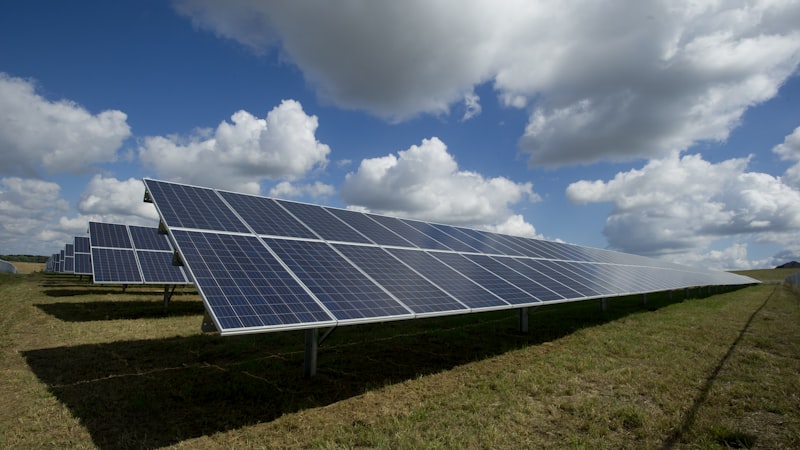 ANEEL aplica maior multa da história por atraso em conexão de energia solar — e quem paga o pato é você
