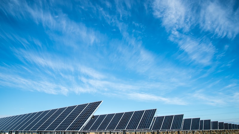 ANEEL avisa: sem espaço na rede para projetos solares grandes — mas o telhado da sua casa está livre