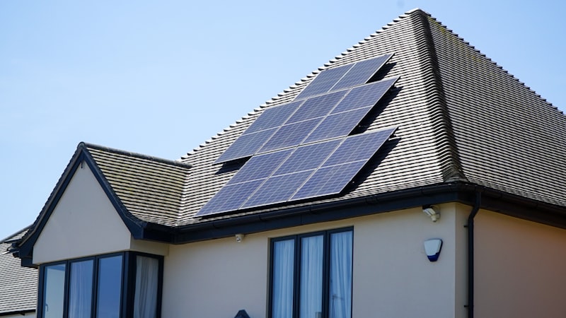 Instalações de energia solar caem 23% no Brasil — e isso é ótimo para quem quer o telhado