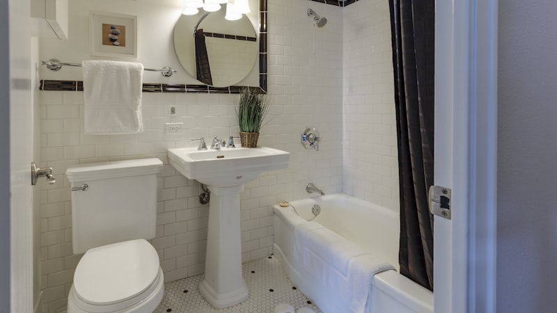 Lavabo onde não passa esgoto: o vaso com triturador custa R$ 4,8 mil — e a obra que ele evita custa mais