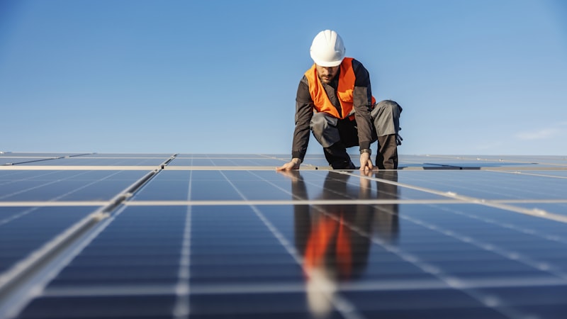 Painel solar subiu 15% na China em uma semana — e a conta vai chegar no seu telhado