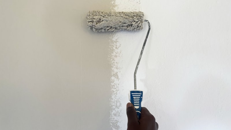 Monocromático em alta: parede e móvel na mesma cor — e o orçamento do pintor dobra