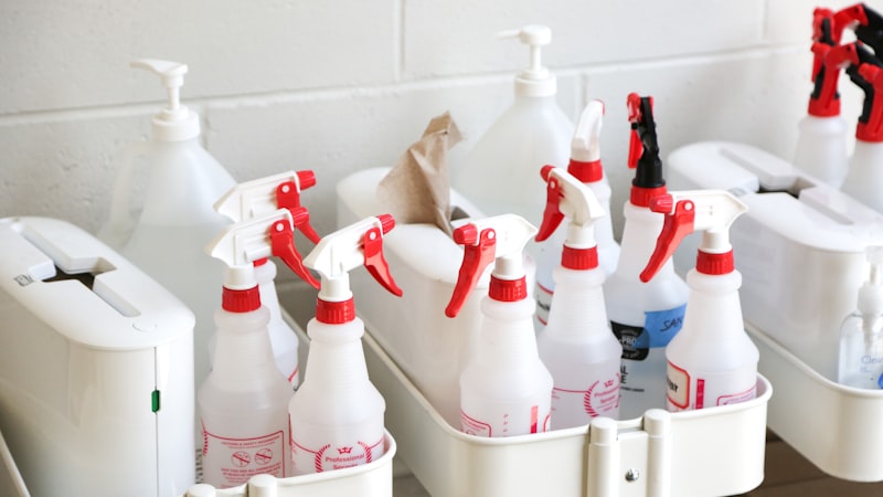 3 em cada 10 brasileiros já se intoxicaram misturando produto de limpeza — e a receita da vovó é a culpada