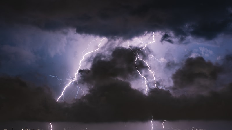 Um terço dos raios do ano cai na primavera — e o DPS que falta no seu quadro custa R$ 200